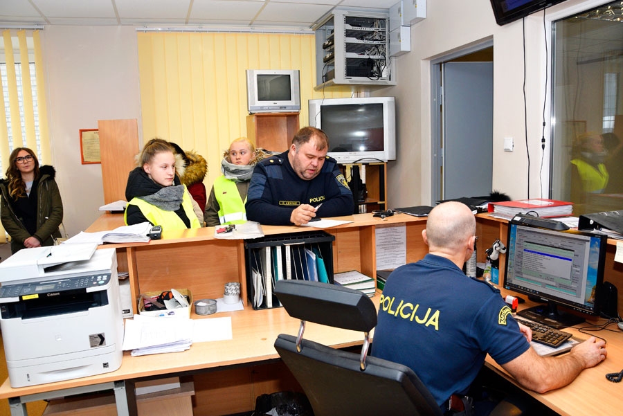 Seko policistiem un ugunsdzēsējiem