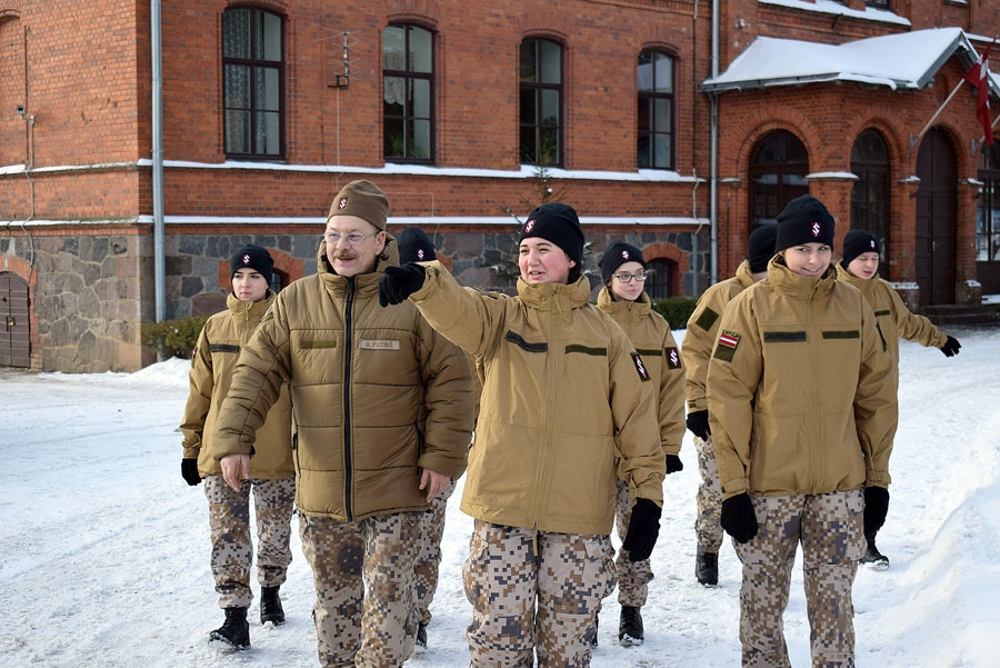 Veicina pilsonisko apziņu un stiprina patriotismu