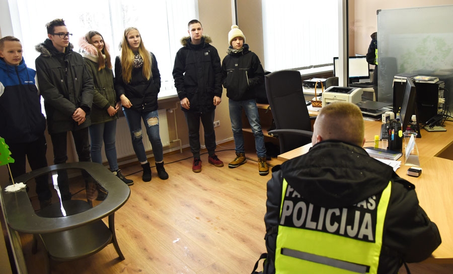 Jaunieši iepazīst pašvaldības policijas darbu