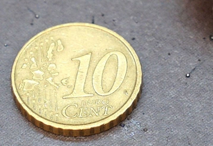 Zīdainis norij monētu