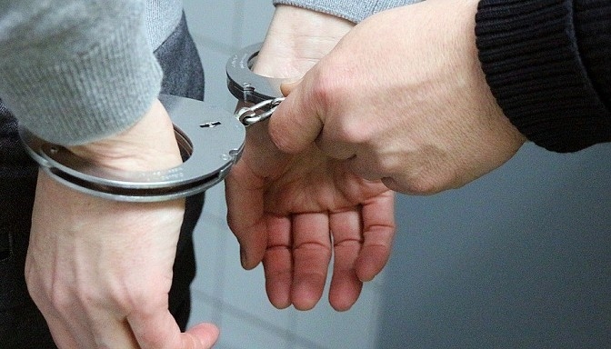 Par slepkavību un divu vīriešu piekaušanu Bauskas pusē aizturēti divi agrāk tiesāti vīrieši