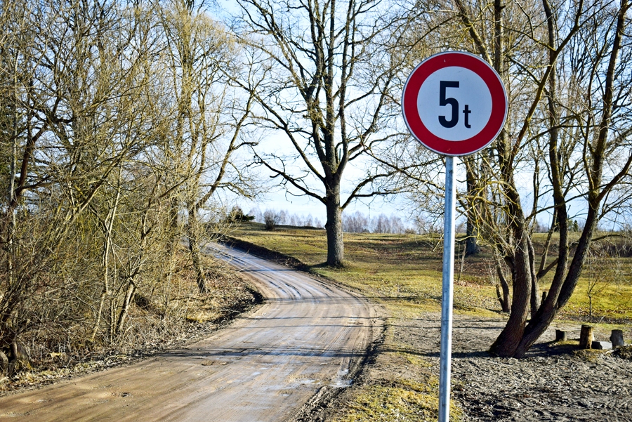 Vecumnieku novada dome uz ceļiem izvieto satiksmi ierobežojošas zīmes