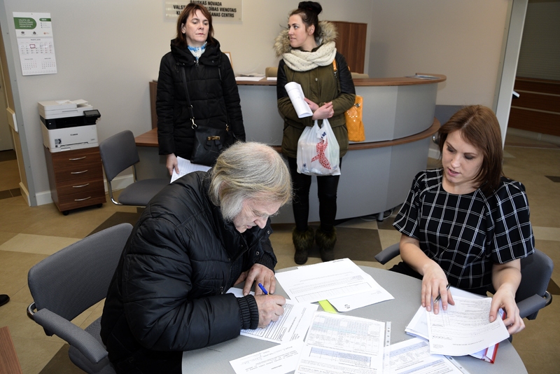 Neapmierina gausā deklarāciju pieņemšana