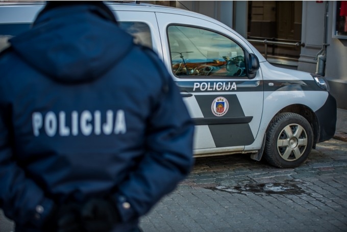 Policija rīko reidu par alkohola tirdzniecību nepilngadīgajiem
