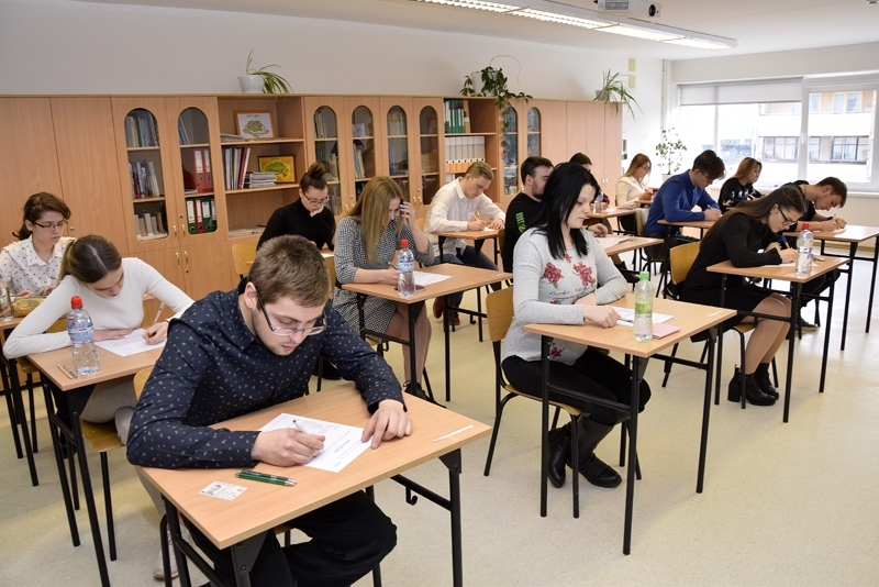 Vidusskolēni aizvadījuši pirmos eksāmenus