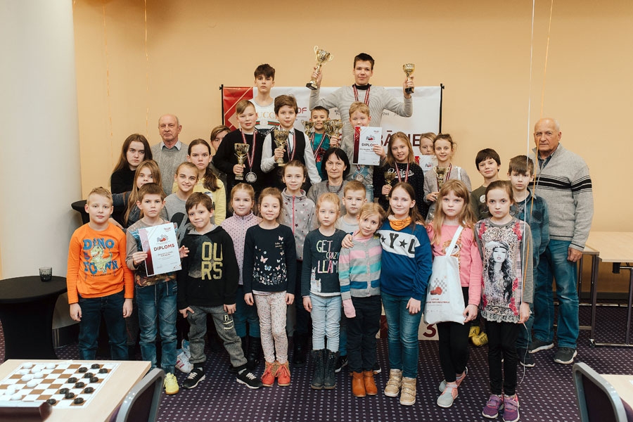 Gūst 13 medaļas