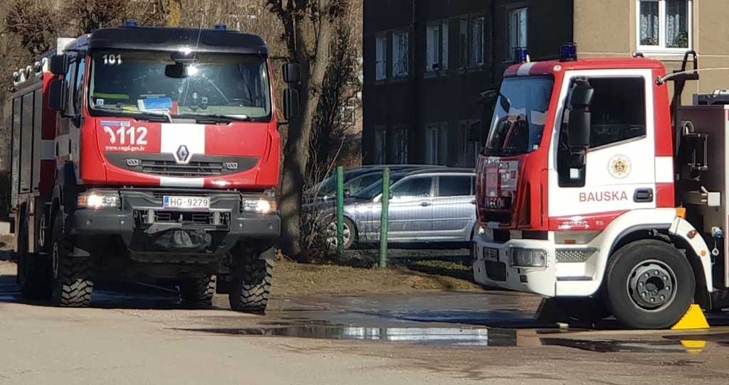 papildināta – Mežotnes pagastā ugunsnelaimē iet bojā sieviete
