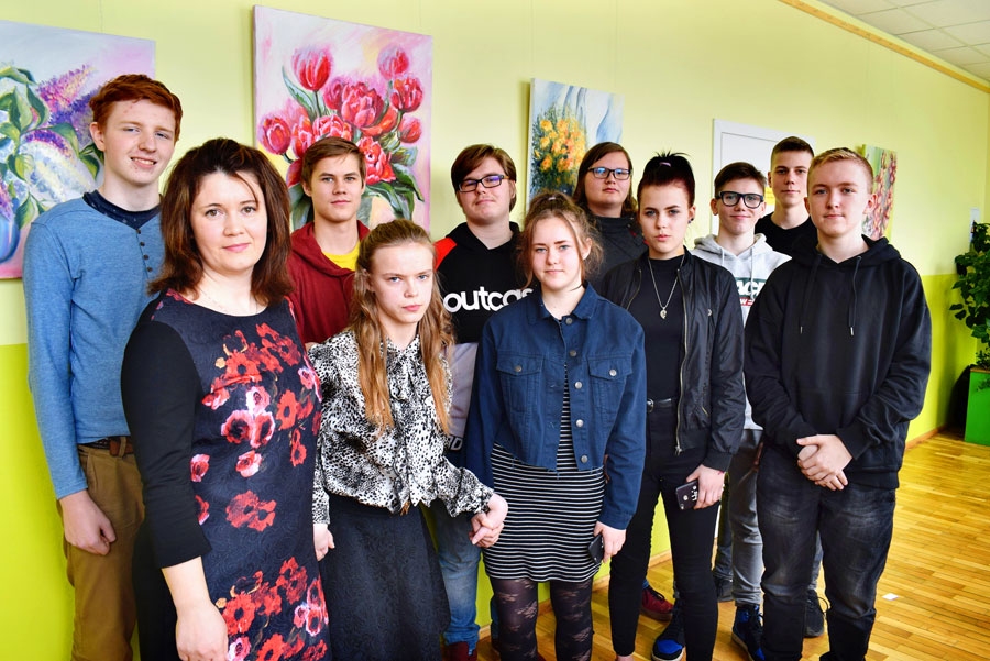 Apzinās latviskās vērtības