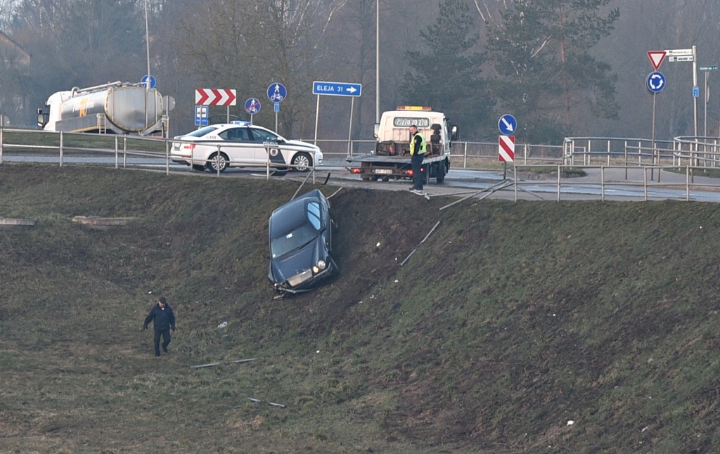 Bauskā ar zagtu auto ietriecas barjerās un aizbēg