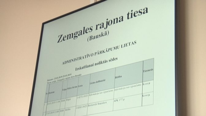 Advokāta slimības dēļ bijušā policista tiesu atliek līdz rudenim