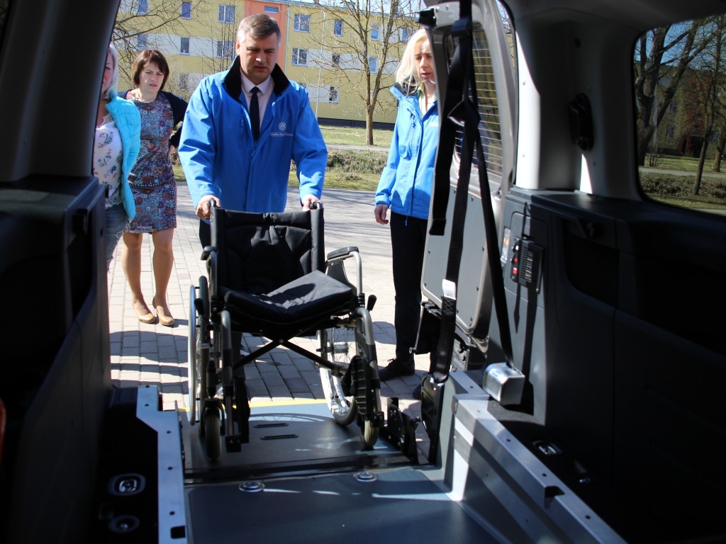 Rundāles sociālais dienests saņem jaunu pielāgoto auto