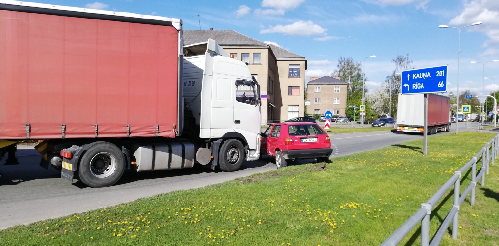 Automobiļi nesadala brauktuvi Bauskā