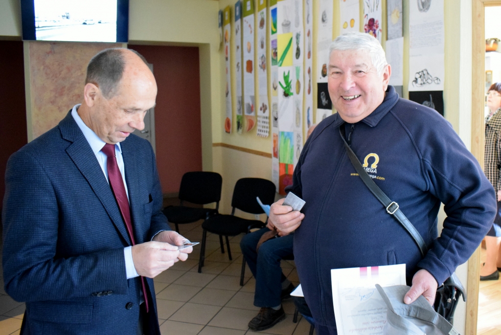 Vecumniekos barikāžu dalībniekiem izsniedz apliecības