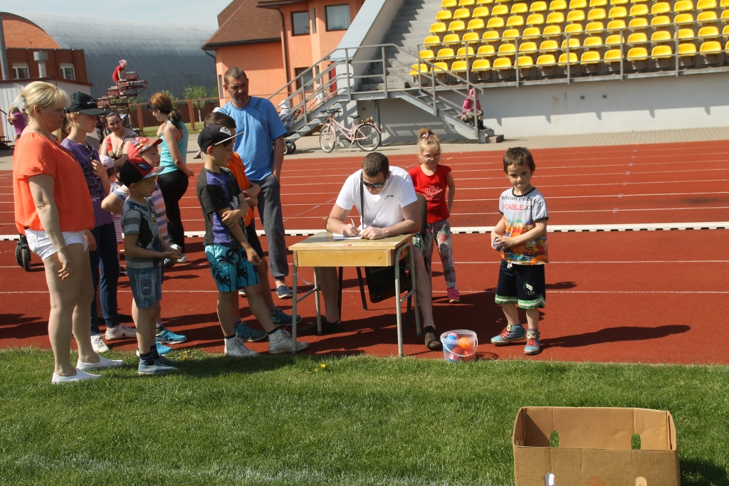 Bauskas stadionā rīko sporta svētkus ar izdomu