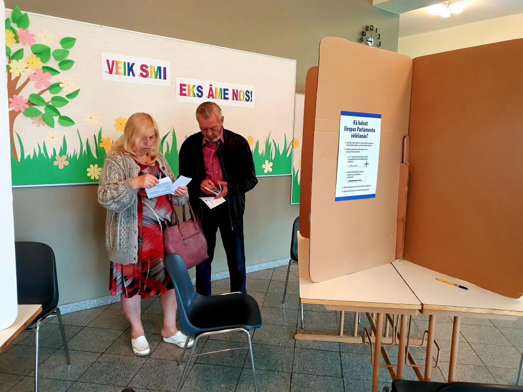 Dodoties pie urnas, cer uz labāku dzīvi