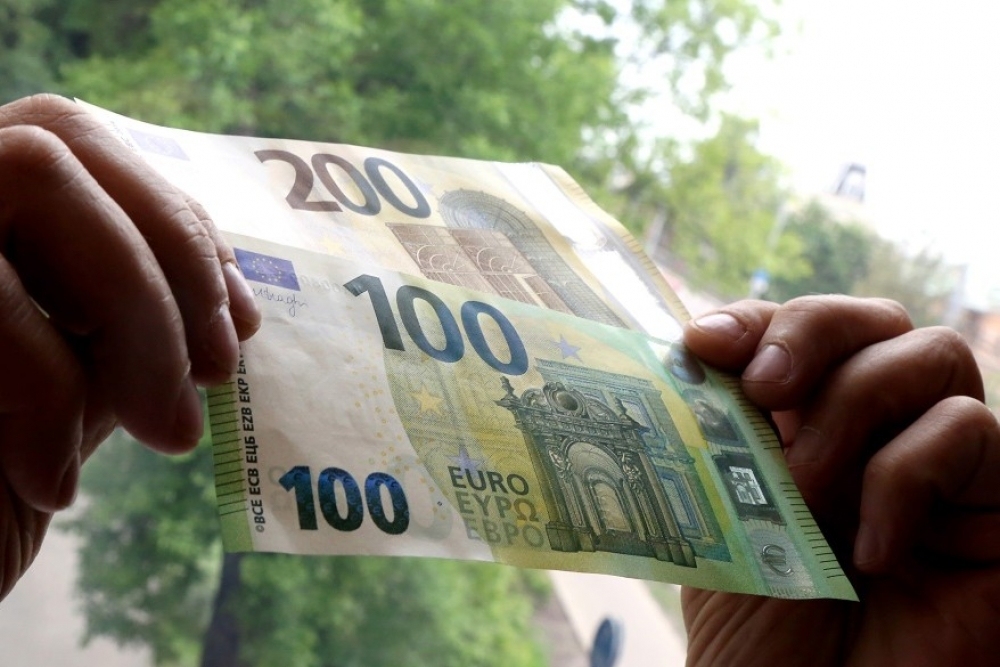 Apgrozībā laistas jaunās Eiropas sērijas 100 un 200 eiro banknotes
