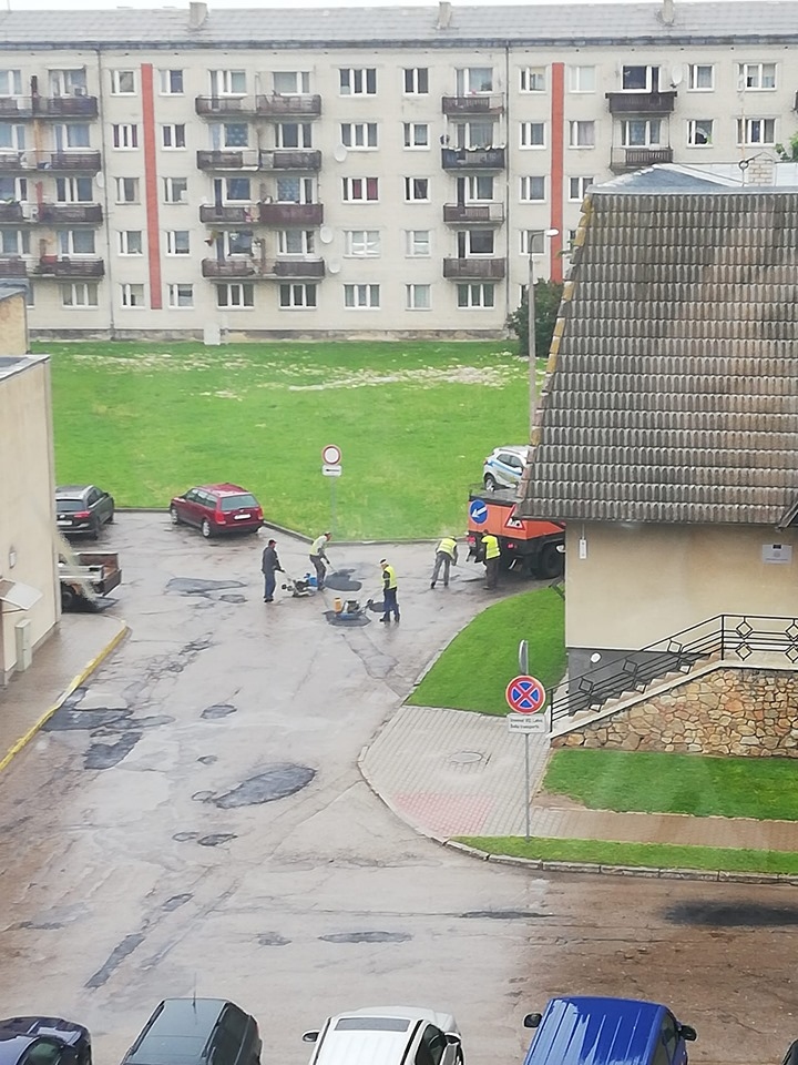 Aculiecinieks piefiksē dīvainu bedrīšu aizlāpīšanu Bauskā