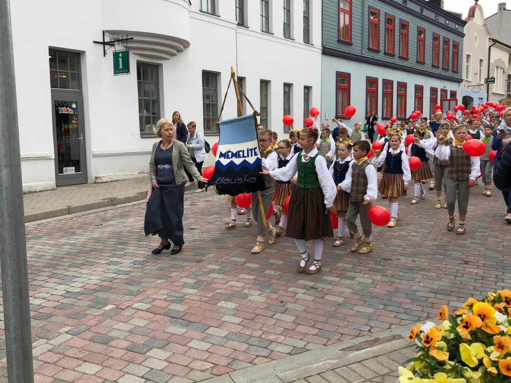 Bauskas novada bērnu tautas deju kolektīvi izdejo deju rakstus festivāla «Latvju bērni danci veda» lielkoncertā Talsos