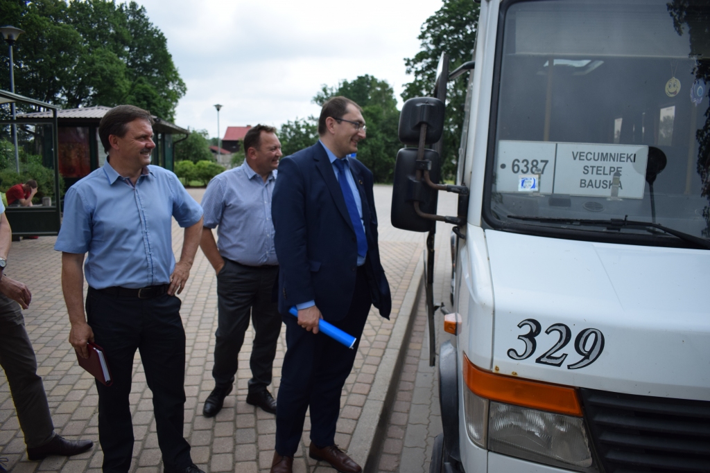 Vecumnieku novadā satiksmes ministrs tūlītējus uzlabojumus brauktuvēm nesola