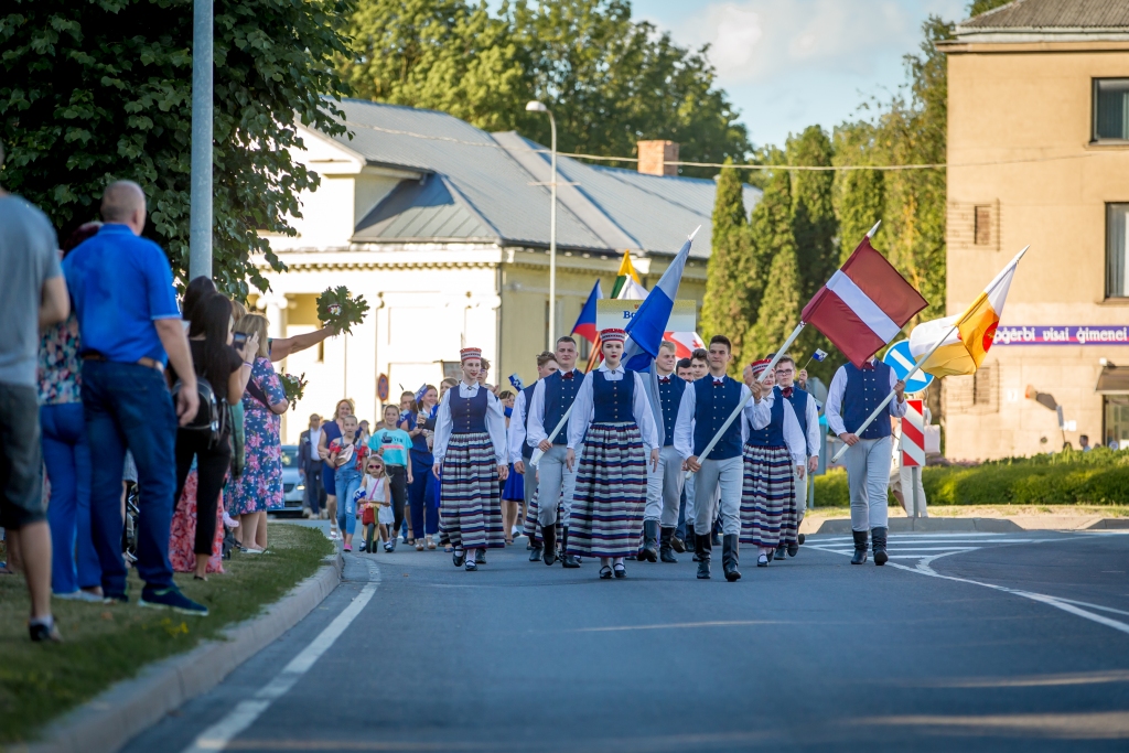 FOTO: Bauskas pilsētas un novada svētku noslēguma sarīkojums pilskalna estrādē – centrēts nākotnē
