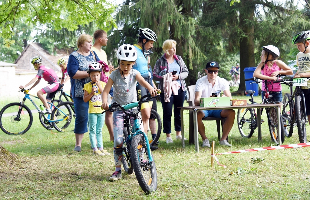 Iecavas pirmā velo diena nesusi prieku dažāda vecuma riteņbraucējiem