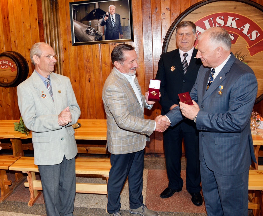 Vladimiram Barskovam pasniedz «Slavas zvaigzni»