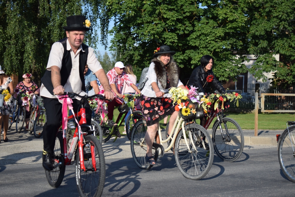 FOTO: Liliju svētki Vecumniekos sākas ar tvīda velobraucienu