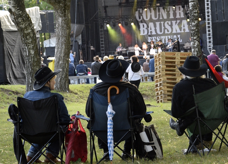 Bauskas kantrimūzikas festivālā ar brīvkoncertu sākas otrā diena