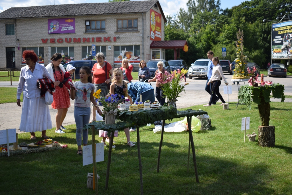 FOTO: Liliju svētkos Vecumniekos norisinās floristu festivāls