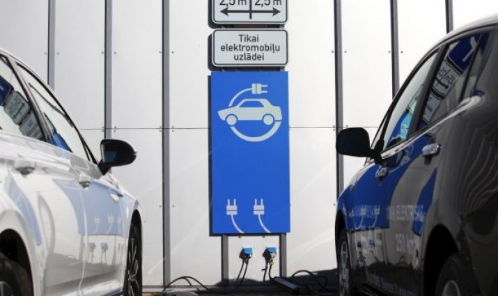 Vācijas elektromobiļu rallija dalībnieki otrdien piestās Bauskas Rātslaukumā