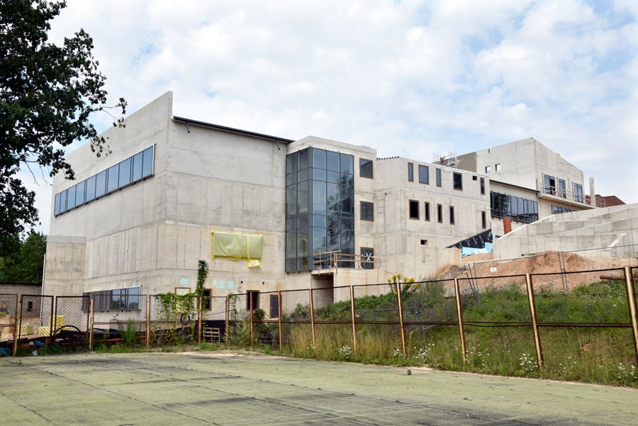 Deputāti atbalsta halles būvniecības turpināšanu
