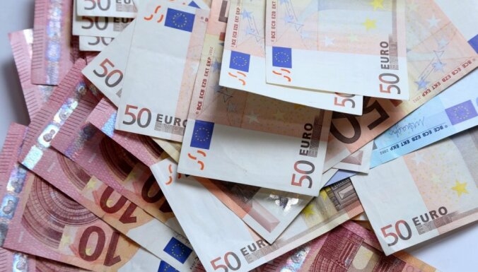 Viesturos vīrietim no maka nozog 1500 eiro
