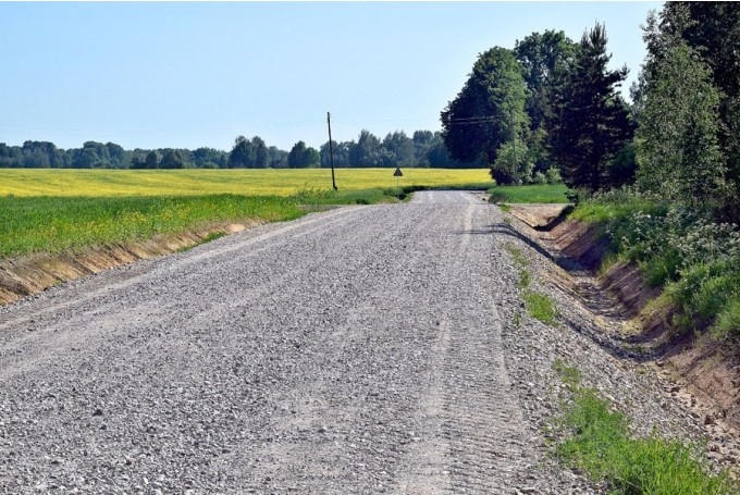 Bauskas novadā kavējas grants ceļu remonti