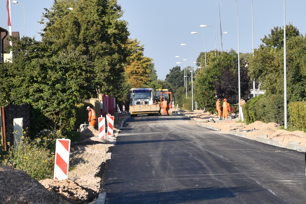 Pilskalna ielā Bauskā uzklāj asfalta pirmo kārtu