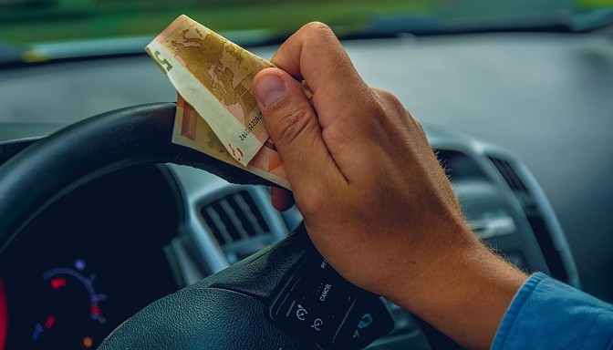Šoferis Brunavā policistiem piedāvā 50 eiro kukuli