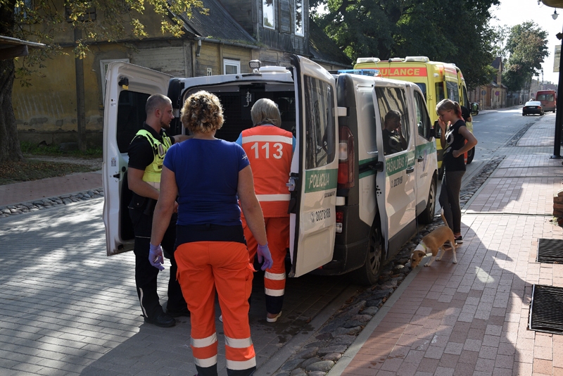 Agresīvs vīrietis alkohola reibumā saceļ traci Rīgas ielā Bauskā