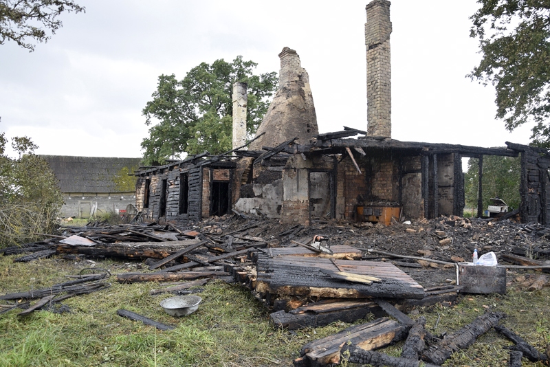 Papildināts ar foto: Viesturos nodeg dzīvojamā māja