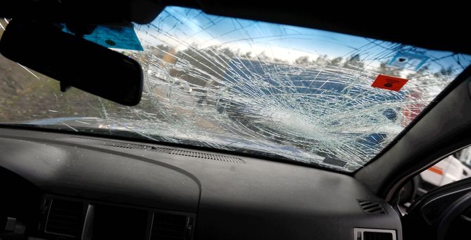 Nenostiprinātas kravas dēļ Rundāles novadā tiek bojāts automobiļa vējstikls