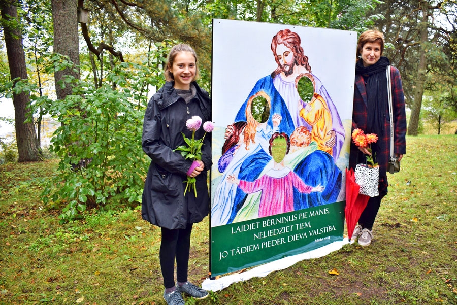 Vecumniekos atklāj rotaļlaukumu