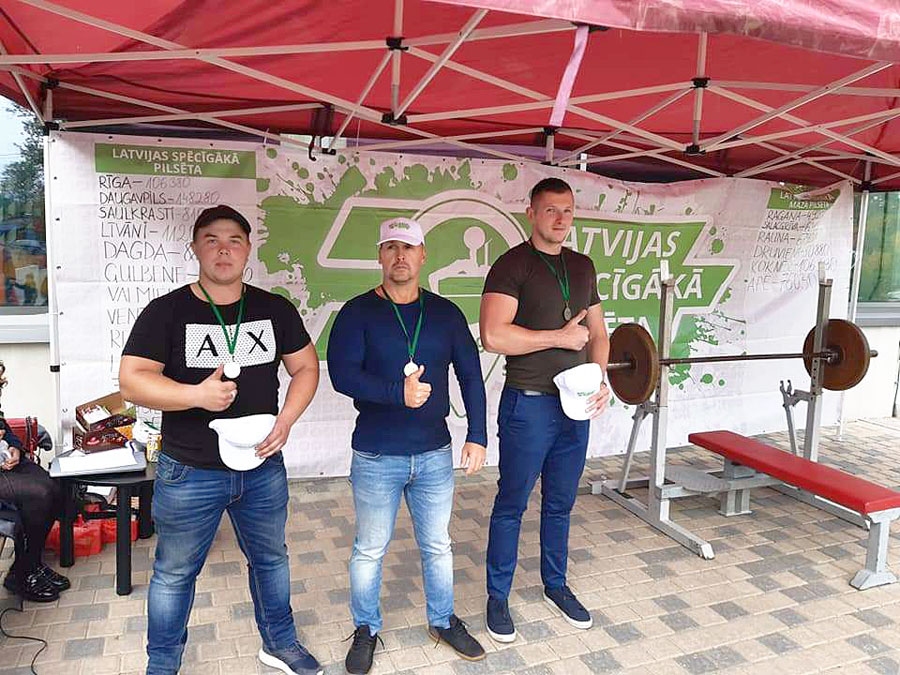 Spēkavīri gāž kalnus