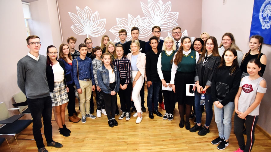 Ministru Bauskā sagaida ieinteresēti jaunieši