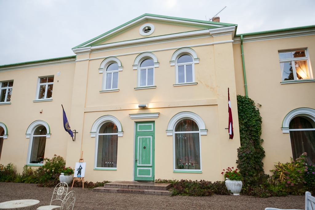 Mazajā Mežotnes pilī koncertē māsas Balanas un Andrejs Osokins