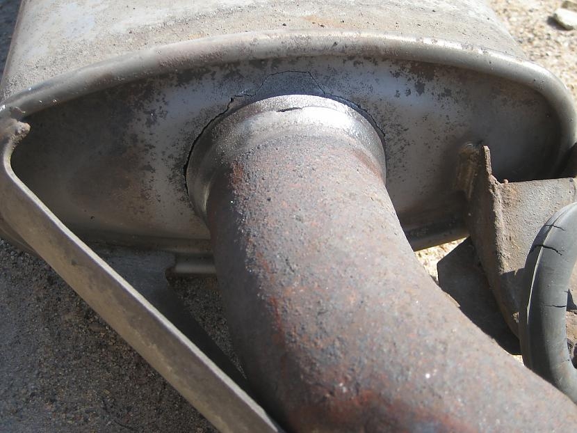 No mašīnas atdalās izpūtējs un sabojā citu auto Stelpē