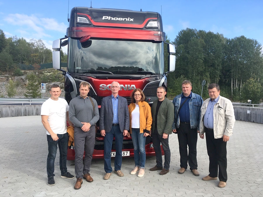 Pedagogus iepazīstina ar rūpnīcu «Scania»