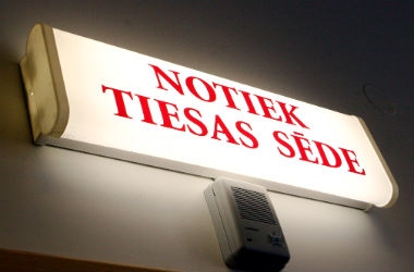Liecinieki aizkavē lietas iztiesāšanu pret policistu par piepelnīšanos ar šoferu kukuļiem