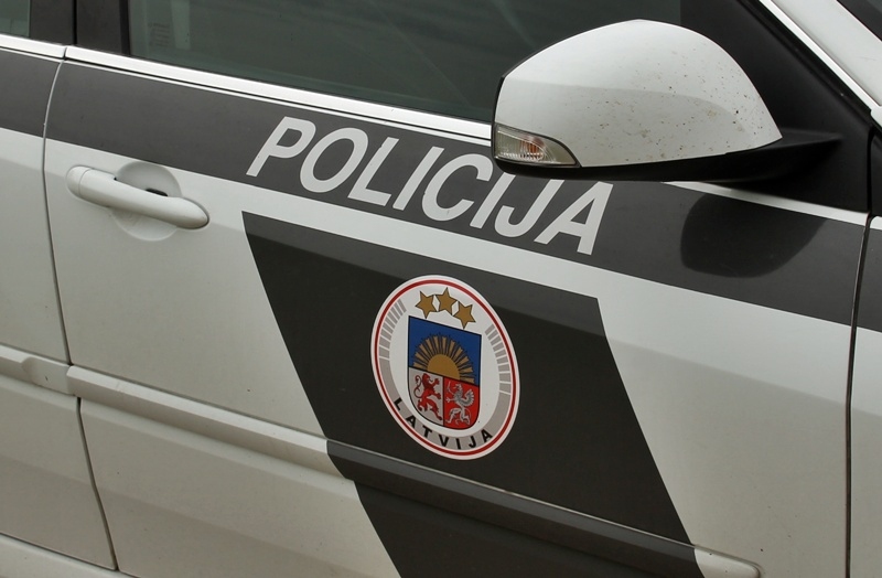 Lietojot telefonu, saduras automobiļi Iecavā