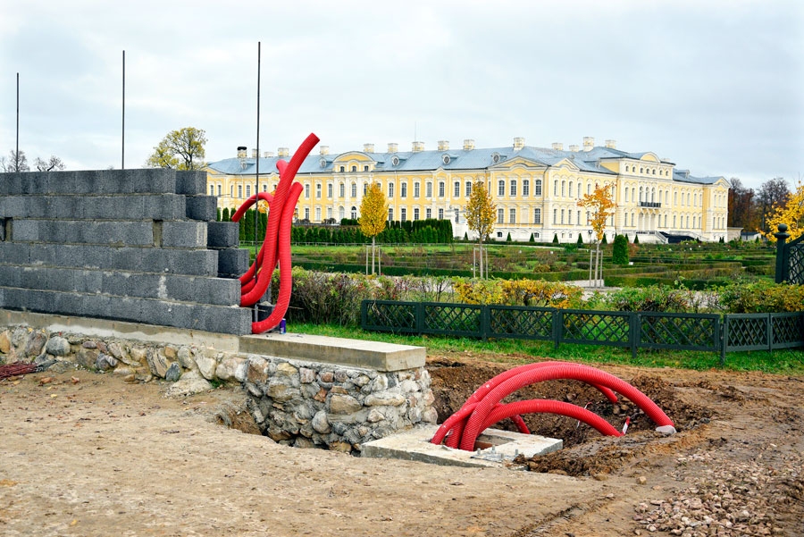 Rundāles pilī atjauno vēsturisko mūra žogu