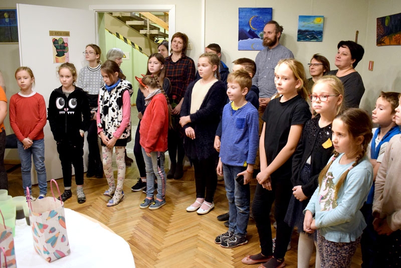 Kaktusi uzzied krāsu priekā