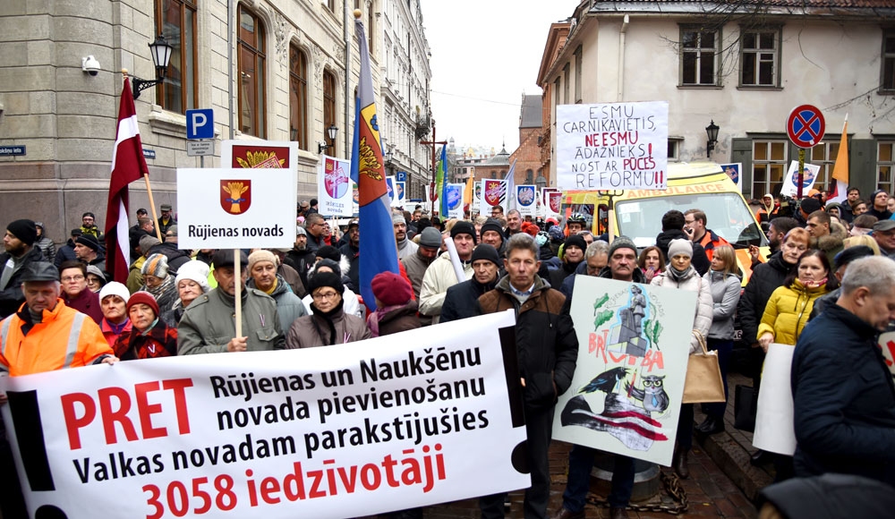 Iecavnieki kopā ar citiem novadiem protestē pret reformu