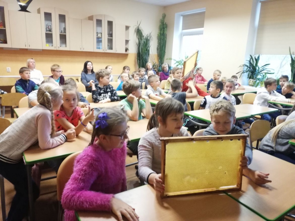Mūspuses skolās medus degustācijās popularizēs biškopja arodu